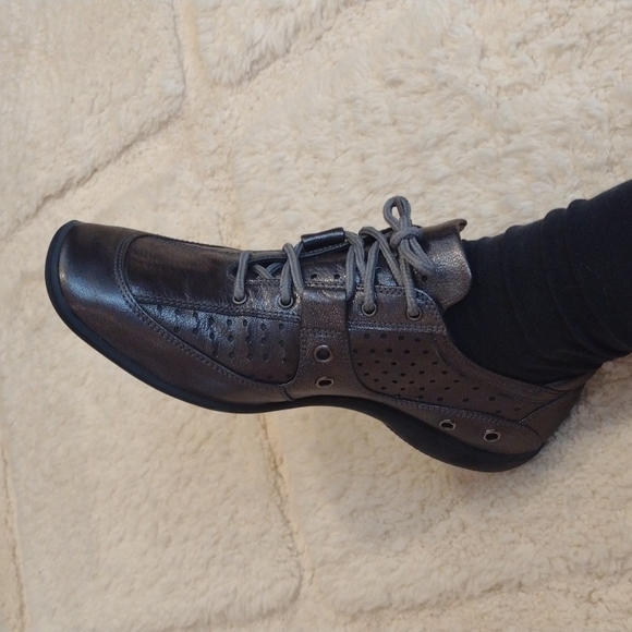 Stuart Weitzman Gray Metallic Lace Up Sporty Tennis Shoe Size 7 Chic Athleisure - Picture 10 of 10